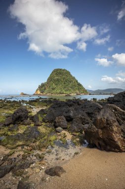 Endonezya 'nın Banyuwangi kentindeki Kızıl Ada sahili. Java 'nın popüler seyahat yeri. Yaz tatili geçmişi.