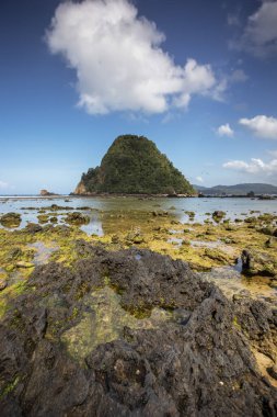 Endonezya 'nın Banyuwangi kentindeki Kızıl Ada sahili. Java 'nın popüler seyahat yeri. Yaz tatili geçmişi.
