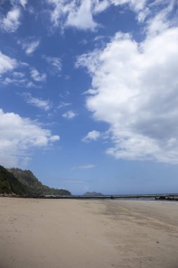 Endonezya 'nın Banyuwangi kentindeki Kızıl Ada sahili. Java 'nın popüler seyahat yeri. Yaz tatili geçmişi.