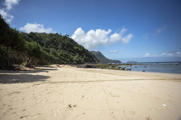 Endonezya 'nın Banyuwangi kentindeki Kızıl Ada sahili. Java 'nın popüler seyahat yeri. Yaz tatili geçmişi.