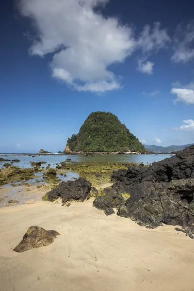 Endonezya 'nın Banyuwangi kentindeki Kızıl Ada sahili. Java 'nın popüler seyahat yeri. Yaz tatili geçmişi.