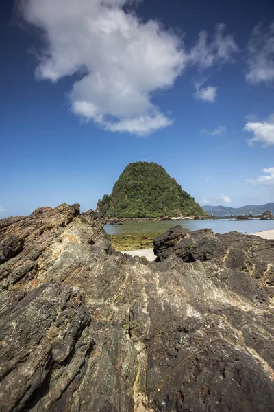 Endonezya 'nın Banyuwangi kentindeki Kızıl Ada sahili. Java 'nın popüler seyahat yeri. Yaz tatili geçmişi.