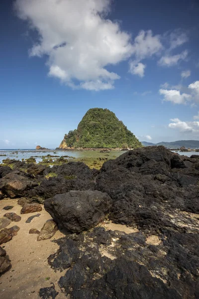 Endonezya 'nın Banyuwangi kentindeki Kızıl Ada sahili. Java 'nın popüler seyahat yeri. Yaz tatili geçmişi.