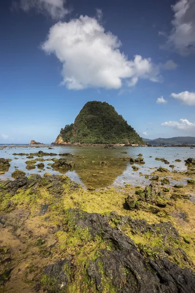 Endonezya 'nın Banyuwangi kentindeki Kızıl Ada sahili. Java 'nın popüler seyahat yeri. Yaz tatili geçmişi.