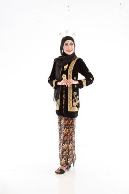 Geleneksel kadın kıyafetleri giymiş güzel gülümseyen Asyalı kız Endonezya 'dan gelmektedir. Endonezyalı Kadınlar