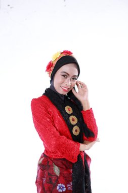 Geleneksel kadın kıyafetleri giymiş güzel gülümseyen Asyalı kız Endonezya 'dan gelmektedir. Endonezyalı Kadınlar beyaz arkaplanı tecrit etti