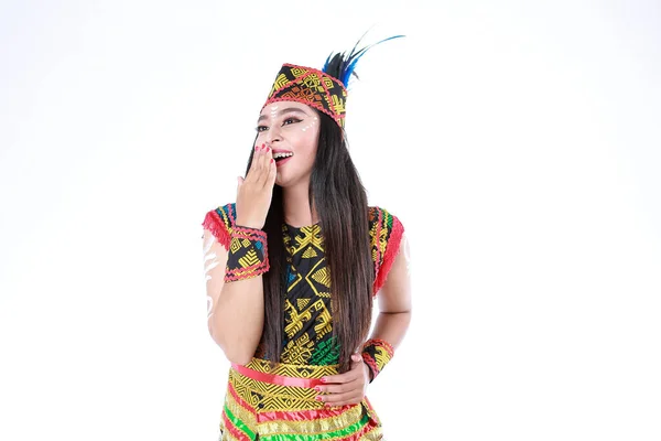 Linda Menina Asiática Sorridente Vestindo Conjunto Roupas Tradicionais Modernas Roupas — Fotografia de Stock