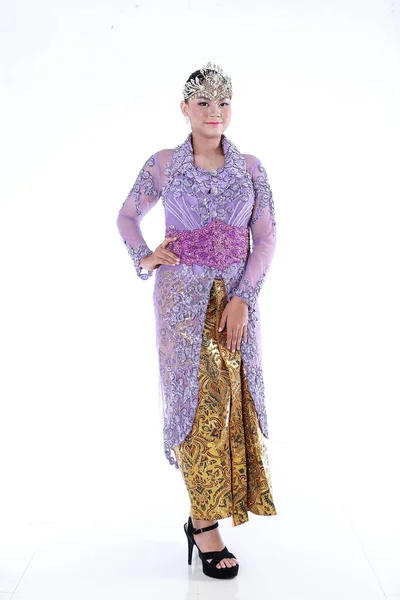 美丽的微笑的亚洲女孩穿着一套现代的传统服装 传统的女装起源于印度尼西亚 印度尼西亚妇女 — 图库照片