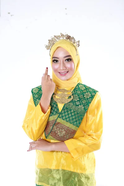 Cantik Tersenyum Gadis Asia Mengenakan Satu Set Pakaian Tradisional Modern — Stok Foto