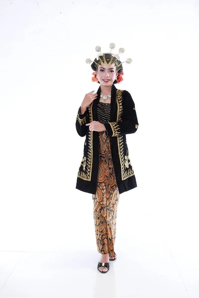 Красивая Улыбающаяся Азиатская Девушка Наборе Современной Традиционной Одежды Традиционные Женские — стоковое фото