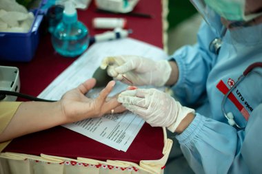 Bondowoso / Endonezya 15 Ekim 2020: Kovid19 salgını gerçekleştiğinde Endonezya Kızıl Haçı (palang merah Endonezya) ya da Endonezya 'nın (palang merah Endonezya) sahip olduğu muhitte donör darah veya kan bağışı.