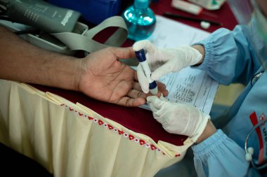 Bondowoso / Endonezya 15 Ekim 2020: Kovid19 salgını gerçekleştiğinde Endonezya Kızıl Haçı (palang merah Endonezya) ya da Endonezya 'nın (palang merah Endonezya) sahip olduğu muhitte donör darah veya kan bağışı.