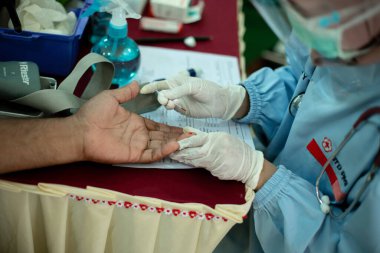 Bondowoso / Endonezya 15 Ekim 2020: Kovid19 salgını gerçekleştiğinde Endonezya Kızıl Haçı (palang merah Endonezya) ya da Endonezya 'nın (palang merah Endonezya) sahip olduğu muhitte donör darah veya kan bağışı.