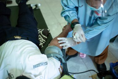 Bondowoso / Endonezya 15 Ekim 2020: Kovid19 salgını gerçekleştiğinde Endonezya Kızıl Haçı (palang merah Endonezya) ya da Endonezya 'nın (palang merah Endonezya) sahip olduğu muhitte donör darah veya kan bağışı.