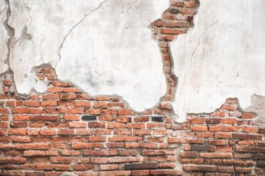 Beton desenli eski tuğla duvar.