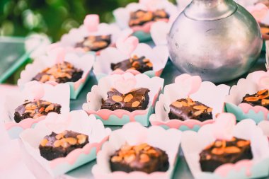 Brownie kaplamasına kağıt kasede odaklan..