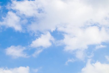 Küçük bulutlu mavi gökyüzü arkaplanı. Bulutlu mavi gökyüzü soyut arkaplan..