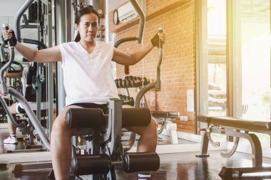 Spor salonunda kadın egzersizi. Spor anlayışı..