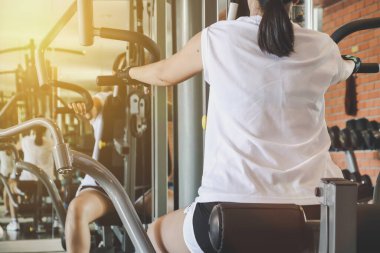 Spor salonunda kadın egzersizi. Spor anlayışı..