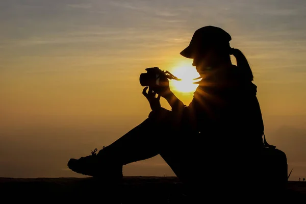 Silhouette Einer Frau Mit Einer Kamera Die Bei Sonnenaufgang Oder — Stockfoto