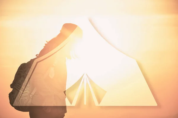Siluet Kadın Gezgin Dağda Gün Batımını Görüyor Grafik Çadır Ikonu — Stok fotoğraf