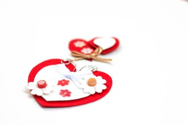 Sevgililer günü beyaz arka planlı kırmızı kağıt kalbi kesti. Kraft el yapımı kağıt kart süslemeleri