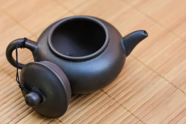 Black Ceramic Teapot Bamboo Mat — Stock Photo, Image