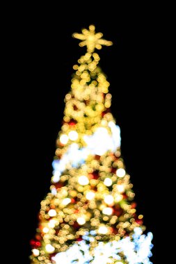 Bulanık bokeh arkaplanda Noel ağacı