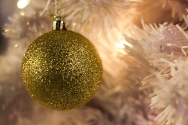 Dallardaki Noel süslemeleri, beyaz noel ağacı, yumuşak odak