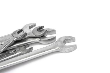 Beyaz arkaplanda birçok anahtar izole edildi