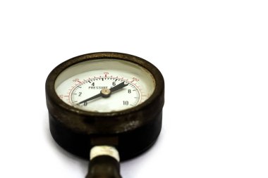 Beyaz arka planda eski ve paslı basınç göstergesi kapatıldı