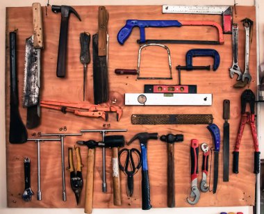 Ahşap masada eski bir zanaatkar aracı, eski usul.