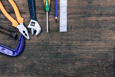 Ahşap masada eski bir zanaatkar aracı, eski usul.