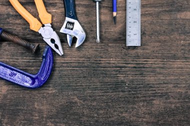 Ahşap masada eski bir zanaatkar aracı, eski usul.