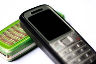 Beyaz arkaplanda eski cep telefonu