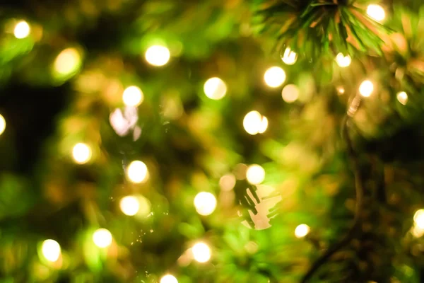クリスマスツリーの背景にぼんやりとしたボケ — ストック写真