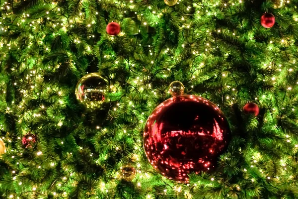 枝にクリスマスの装飾や照明クリスマスツリー ソフトフォーカス — ストック写真