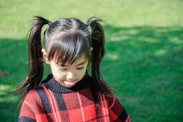 Portret Uroczej Dziewczynki Azji Momencie Szczęścia Trawy Tła Dzieci Noszą — Zdjęcie stockowe
