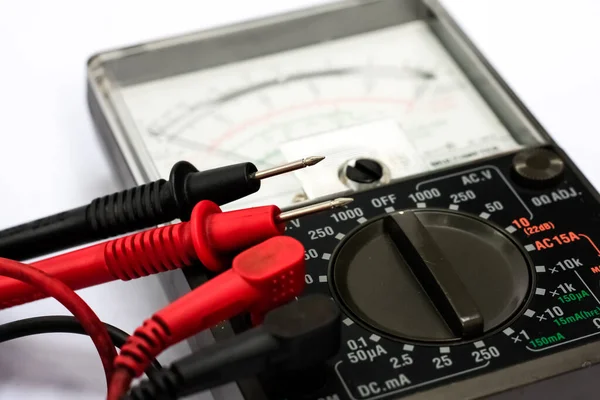 Nahaufnahme Analog Multimeter Isoliert Auf Weißem Hintergrund — Stockfoto