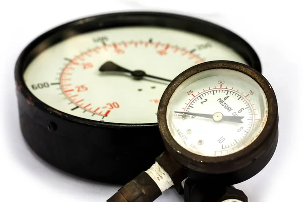 Close Oud Roestig Manometer Isorated Witte Achtergrond — Stockfoto