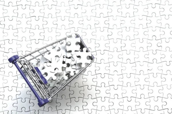 白ジグソーパズルのジグソーパズルのショッピングカート バックグラウンド ビジネスソリューションコンセプト 成功の鍵 — ストック写真