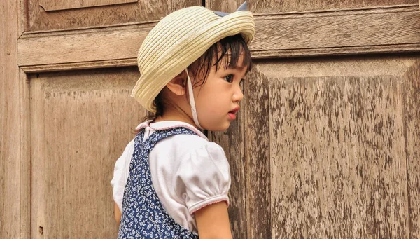 Utomhus Porträtt Söt Liten Asiatisk Flicka Ögonblick Lycka Barn Bär — Stockfoto