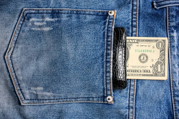 Černá Kožená Peněženka Penězi Zadní Modré Džíny Kapsa Denim Pozadí — Stock fotografie