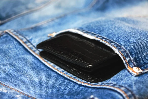 Svart Läder Plånbok Ryggen Blå Jeans Ficka Denim Bakgrund Textur — Stockfoto