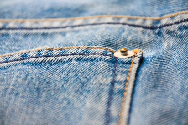 Dikiş Dokusu Arka Planı Olan Mavi Kot Pantolon Perçini — Stok fotoğraf