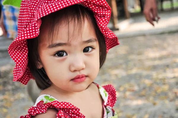 Kırmızı Şapkalı Küçük Asyalı Kızın Açık Hava Portresi — Stok fotoğraf