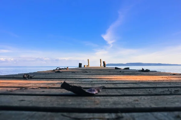 Trä Brygga Till Sjöss Med Blå Himmel — Stockfoto