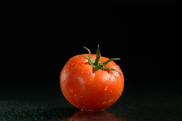 Tomate Vermelho Maduro Fundo Preto Com Gotas Água Com Reflexão — Fotografia de Stock