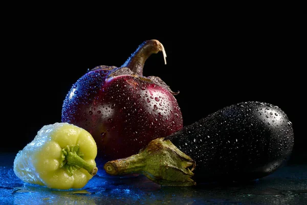 Två Äggplantor Och Grön Paprika Våt Svart Bakgrund Med Reflektion — Stockfoto