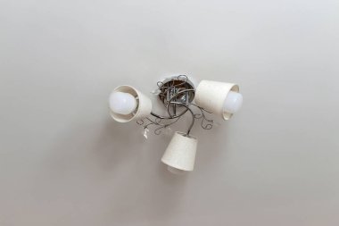 Odanın tavanında güzel bir avize, izole edilmiş, üç lamba, gümüş.